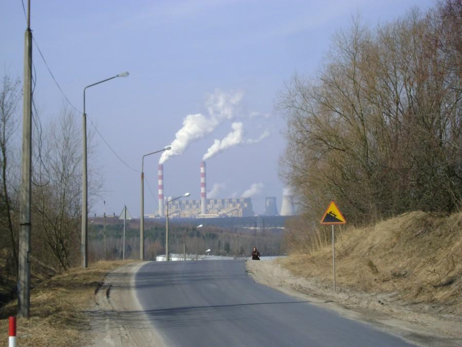 Elektrownia Bełchatów w oddali-widok z podjazdu