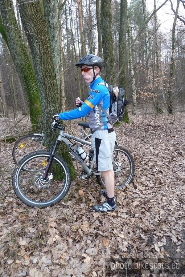 Przeżuwający batona