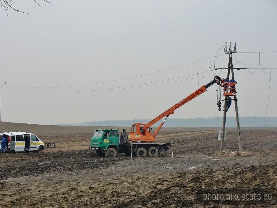 Prace energetyczne w polu. Jak widać wichury robią swoje.