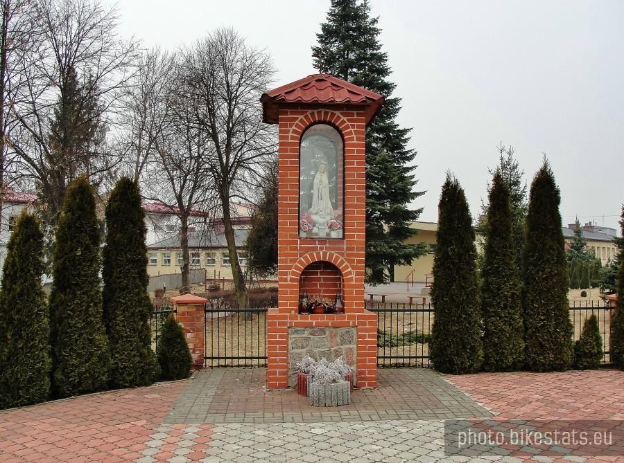 Przydrożna kapliczka w Swarożynie.