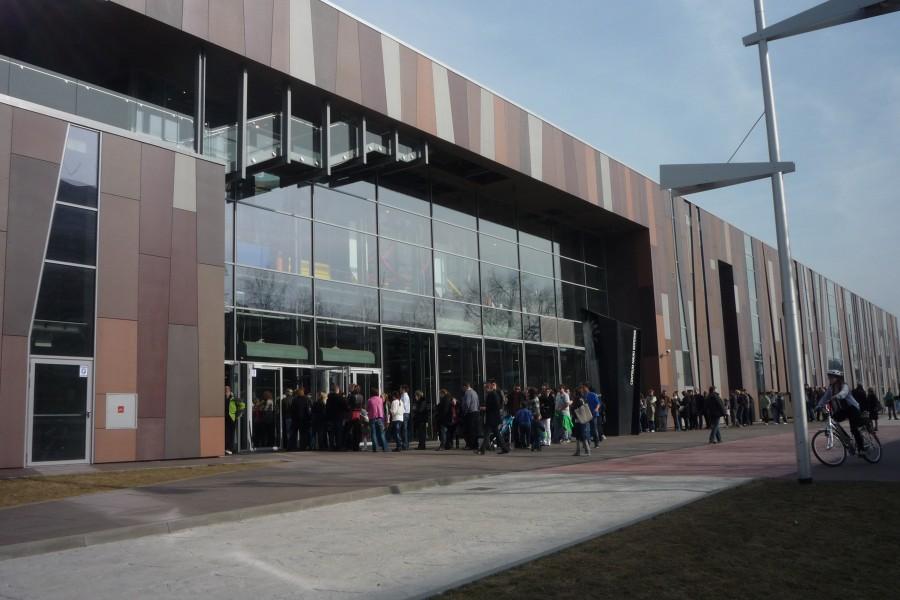 Kolejka oczekujących na wejście do Centrum Nauki Kopernik