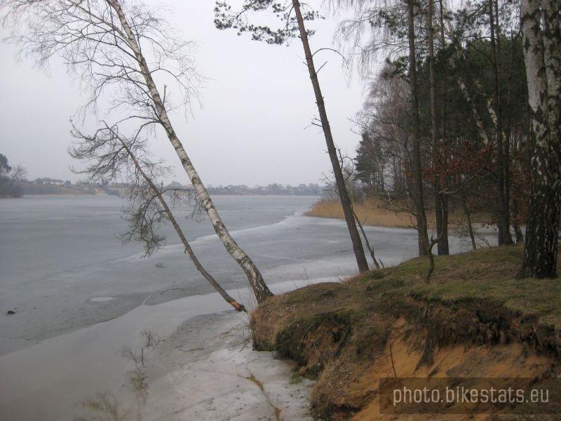 Brzeg Jeziora Kowalskiego.