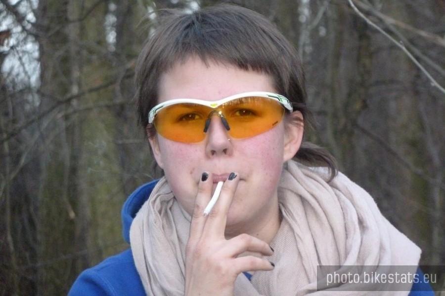 Postój na fajkę?! Rowerzystka.. Pff..