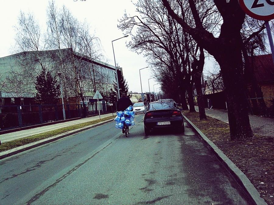 Gość jedzie z butelkami