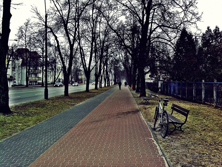 Ulica Partyzantów i ścieżka wzdłuż niej