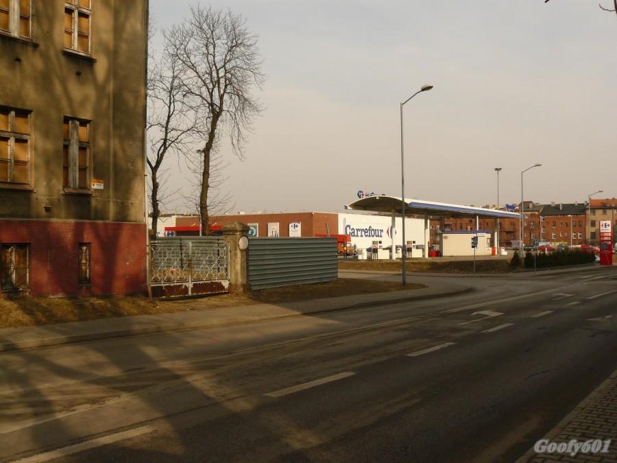 Carrefour na miejscu dawnych koszar.
