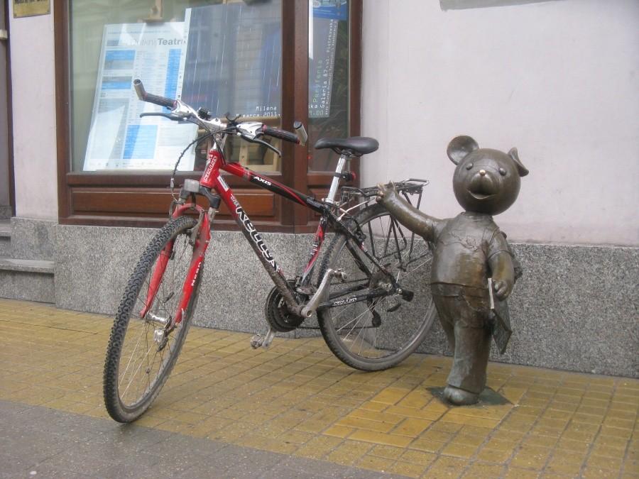 Miś Uszatek pilnuje roweru