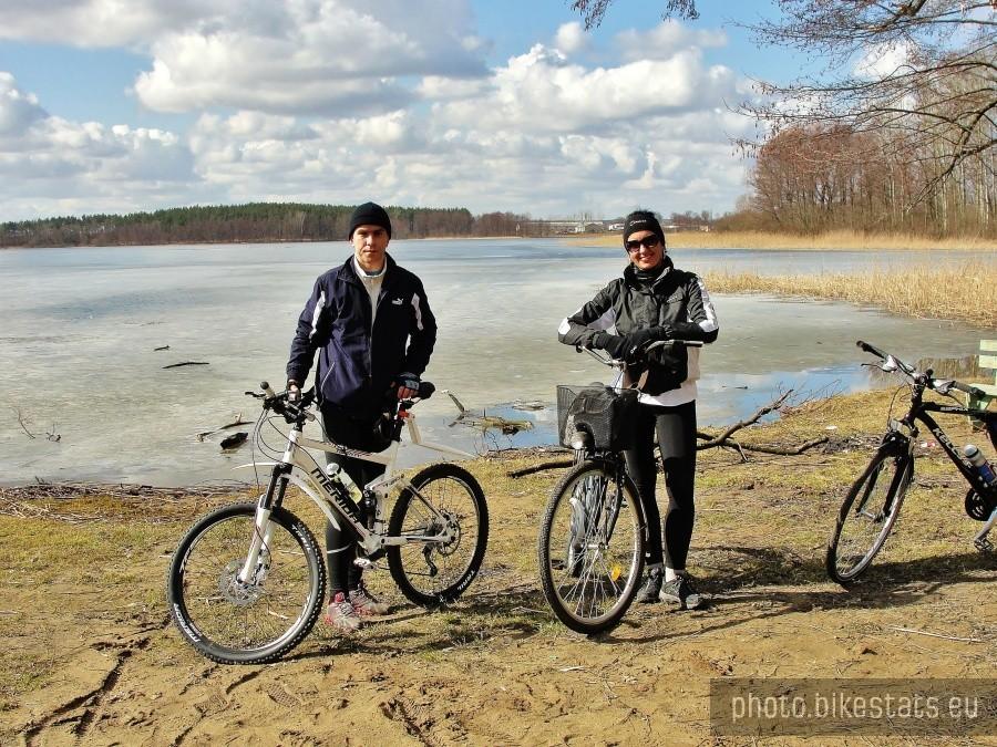 Asia i Krzysiek na tle jeziora w miejscowości Turze.