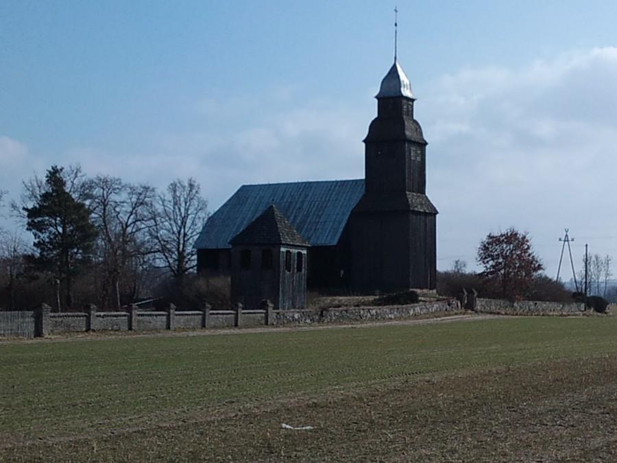 Drewniany kościółek i dzwonnica w Nowych Dworach
