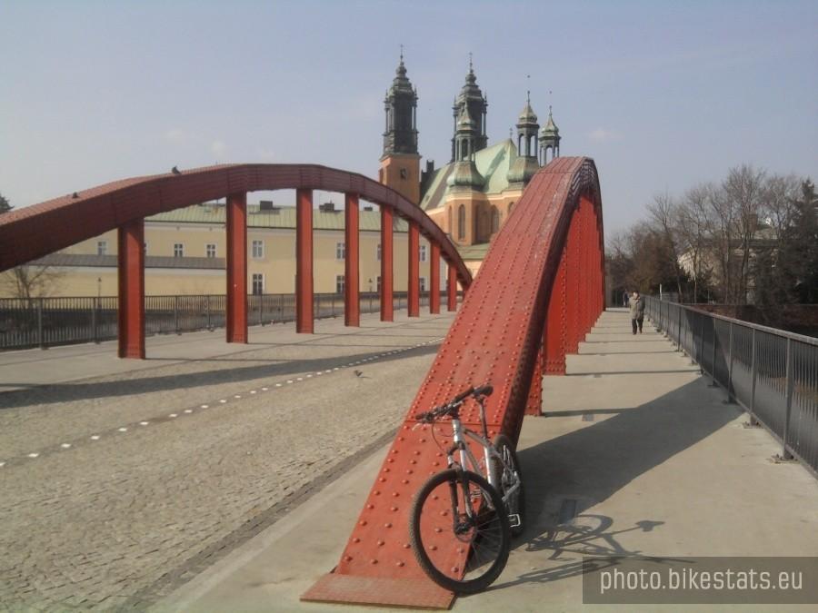 Most biskupa Jordana i w tle Katedra Poznańska