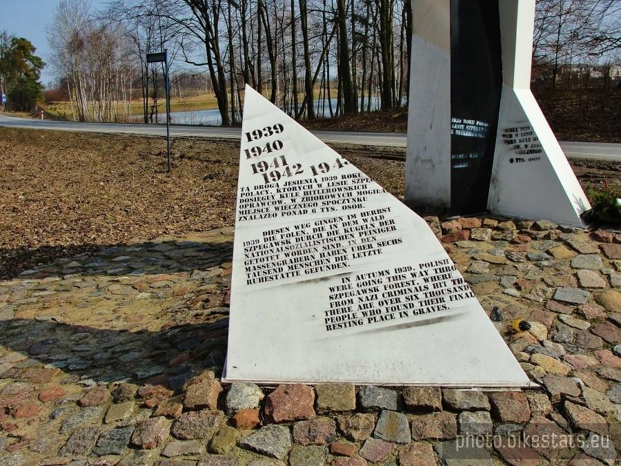 Kamień z opisem historii Szpęgawska.