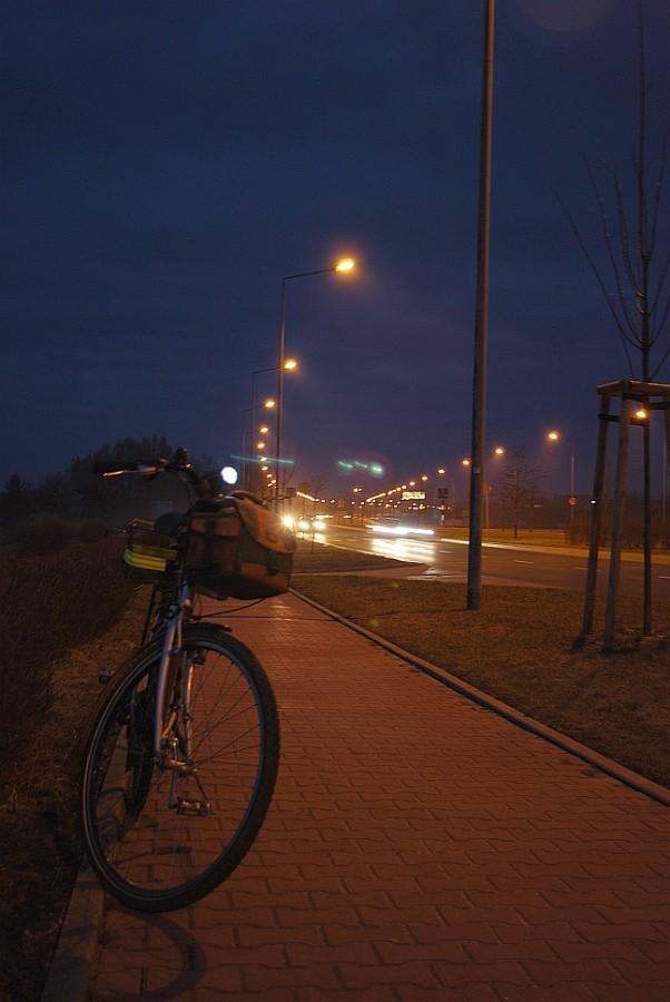 Wieczorny powrót do domu ścieżką rowerową na Taczaka