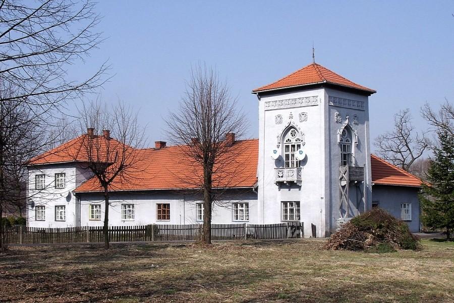 Budynek obok pałacu należący do posiadłości