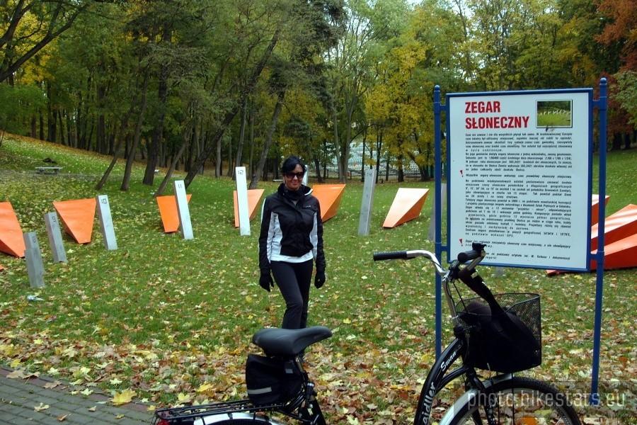 Zegar słoneczny w praku miejskim w Tczewie