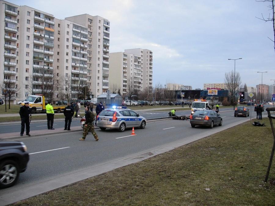 Motocyklista ściął latarnię na KEN