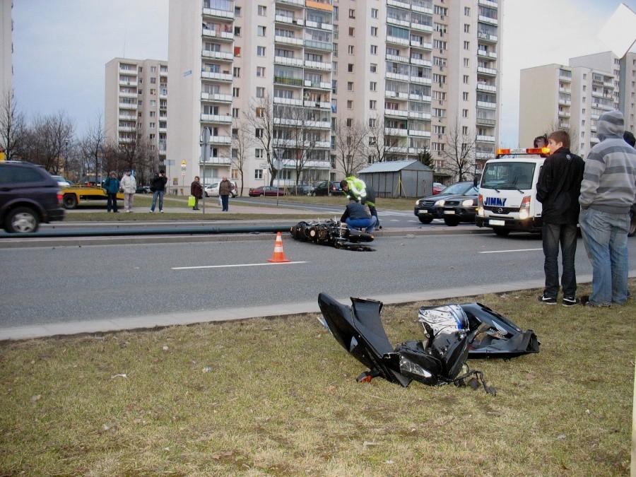 Motocyklista sciął latarnię na KEN