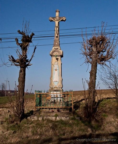 trzeci krzyż z czaszką