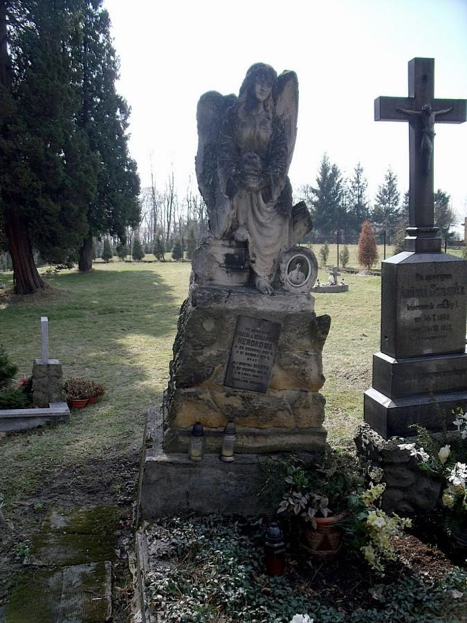 Przykościelny cmentarz z przełomu XIX i XX wieku