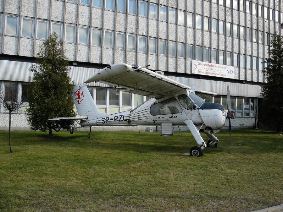 Wilga przed budynkiem PZL
