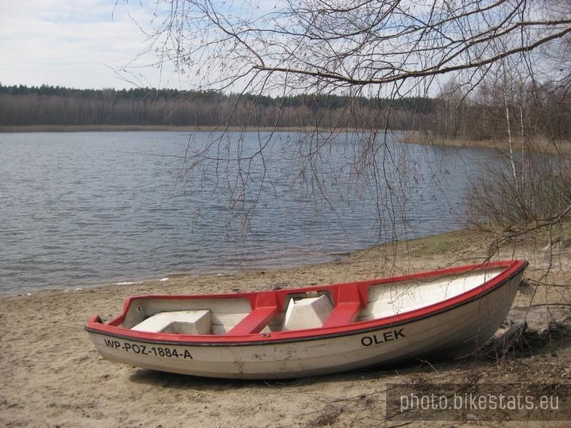 Łódka na plaży Jeziora Kamińskiego.