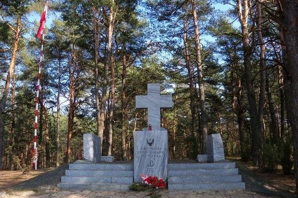 Niepodległa Rzeczpospolita Kampinoska - pomnik w Wierszach