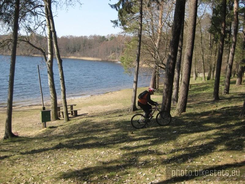 Wojtek daje pod górkę nad Jeziorem Stęszewskim.