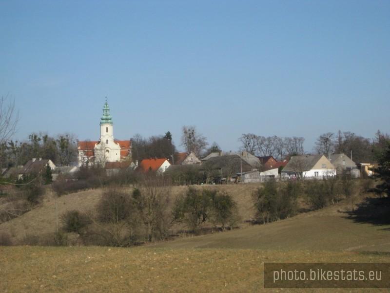 Dąbrówka Kościelna z oddali.