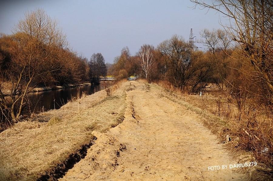 Budownie rowerowej drogi przy rzece czarnej przemszy w strone zielonej