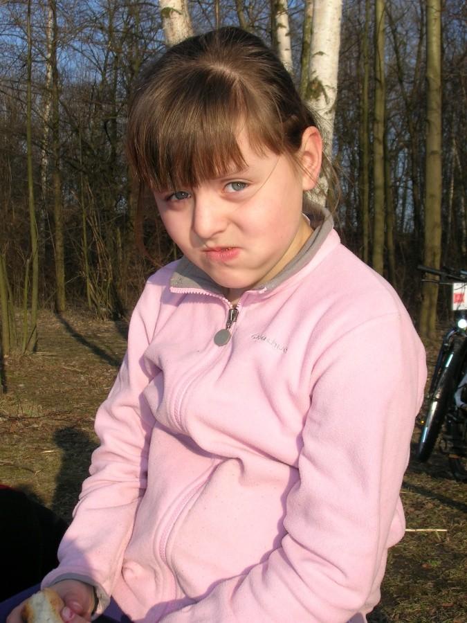 odpoczywająca (jedząca) rowerzystka