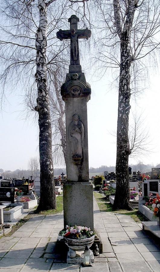 Drugi krzyż odnaleziony na cmentarzu