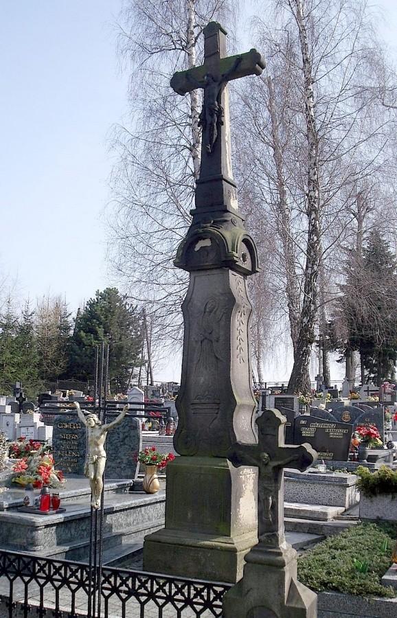 Na drugim cmentarzu kolejny krzyż, ale dziwny