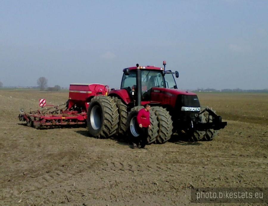 Gdzieś przed Kłeckiem na polu pracował taki oto potężny Case.