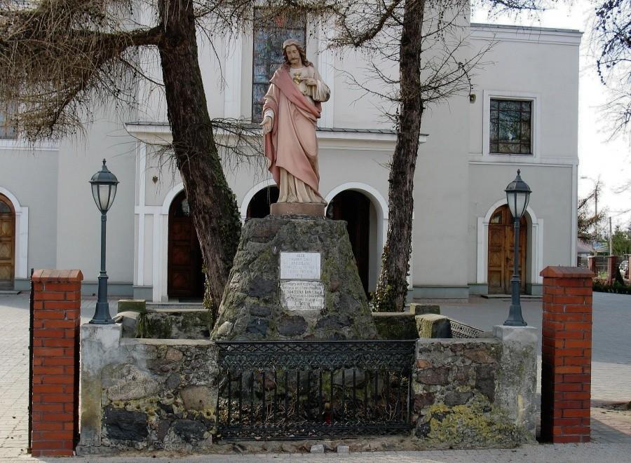 Brwinów - figura Jezusa przed kościołem