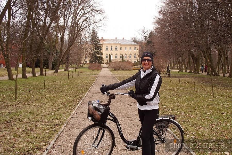 W ogrodzie Biskupa na tle Jego rezydencji