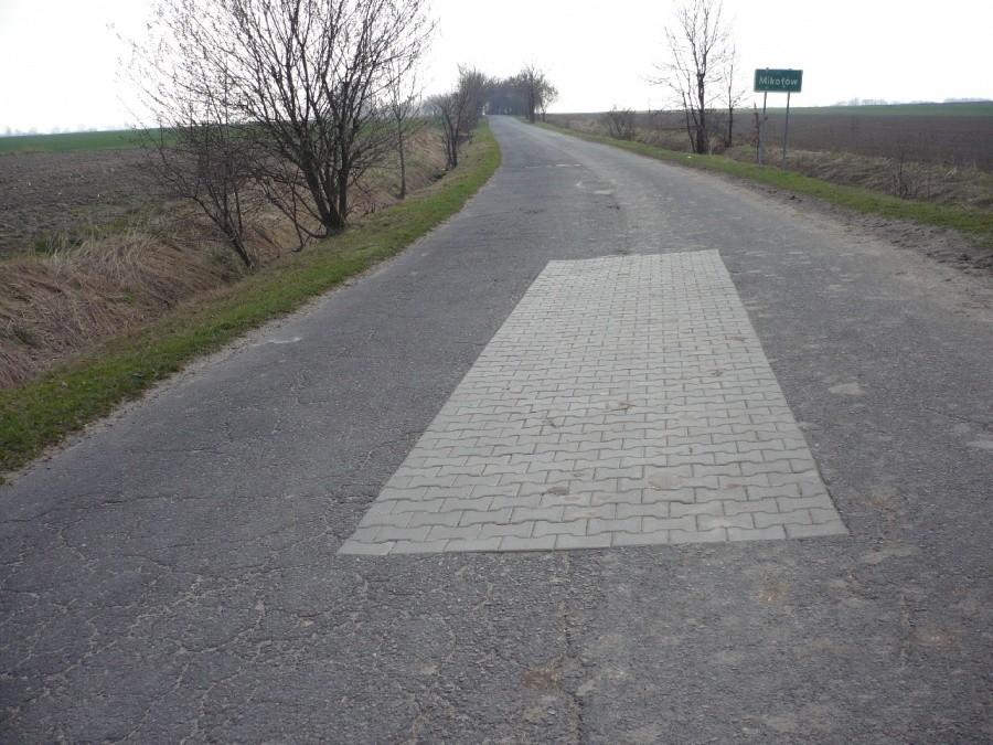 Nowa metoda łatania dziur - kostką. Taniej?