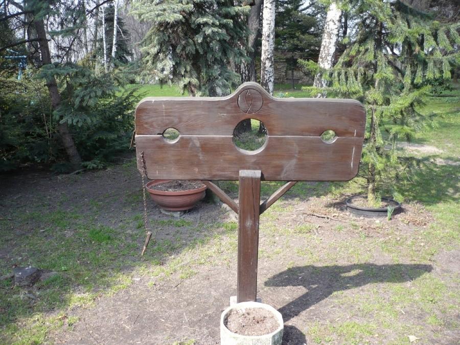 W przykościelnym ogrodzie?