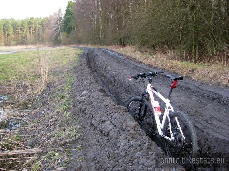 Ponad pół metrowe koleiny na drodze polnej z Karłowic do Barcinka.