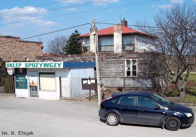 Znika kolejny drewniak
