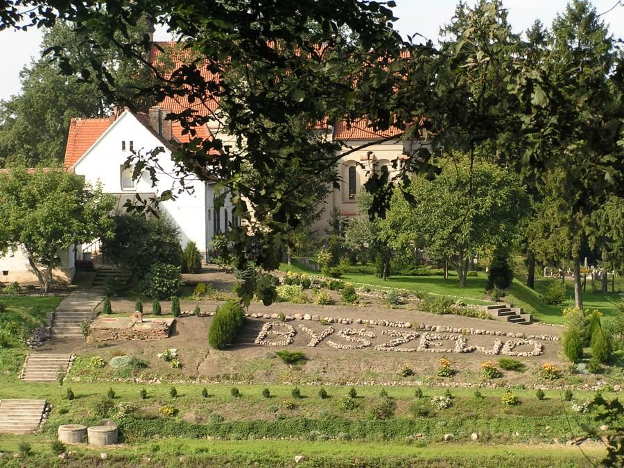 W ogrodzie proboszcza Sanktuarium Najświętszej Maryi Panny Królowej Krajny