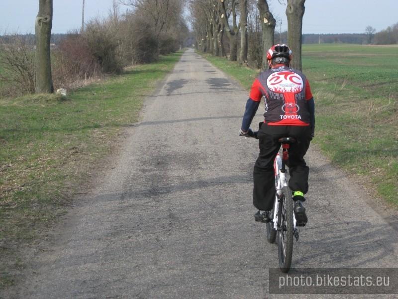 Wojtek pedzący wąską drogą Kowalskie - Kołatka.