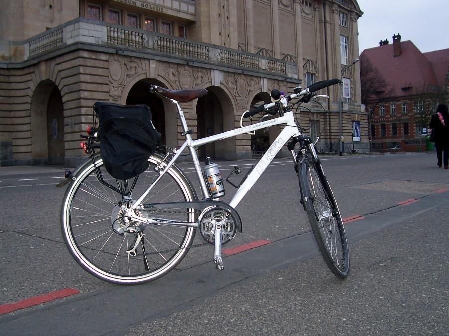 KTM przed muzem.