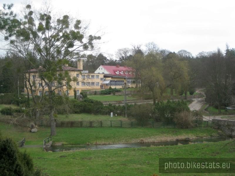 Ośrodek Naukowo-Dydaktyczny w Zielonce widziany z Arboretum.