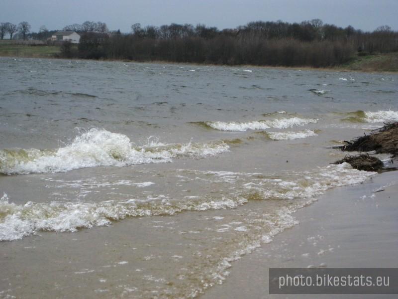 Fale na plaży w Jerzykowie.