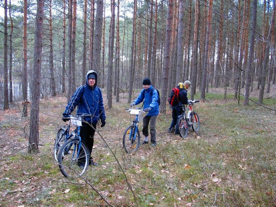 Otwock - MTBO Mlądz, na pkt 10, "Sosna z pieńkiem NE brzeg jeziora"