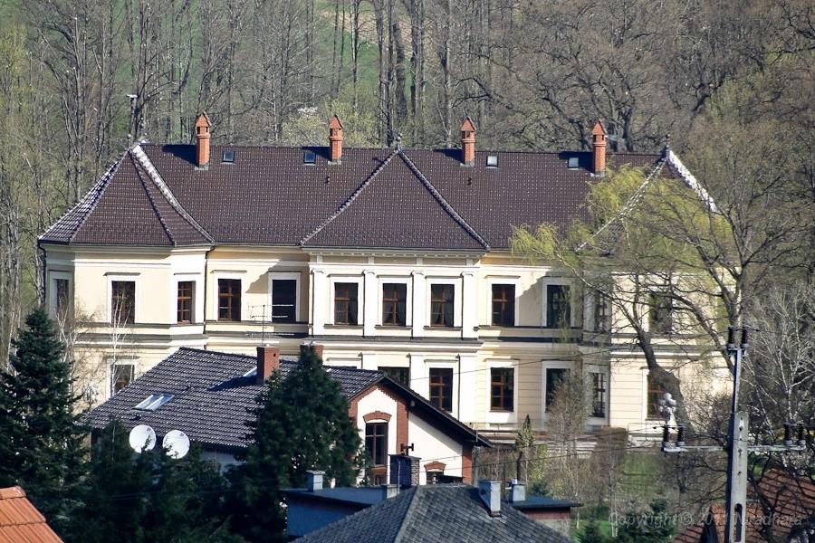 otoczony murem pałac mozna sfocić z góry