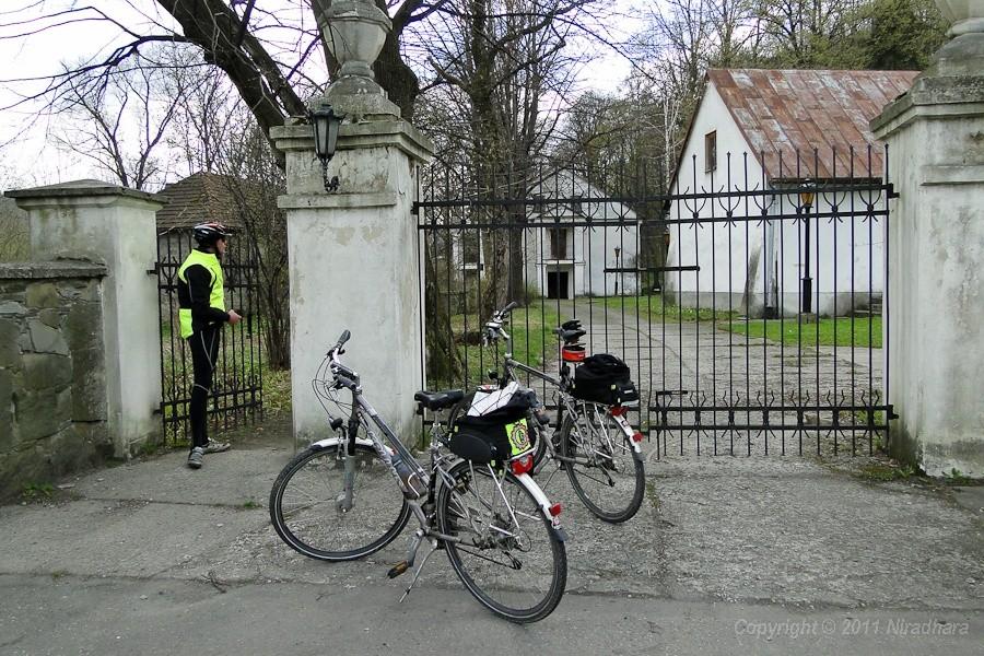 przed dworkiem Zegadłowicza