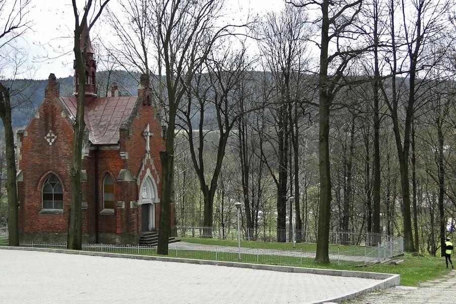 Kajman bada kolejny obiekt