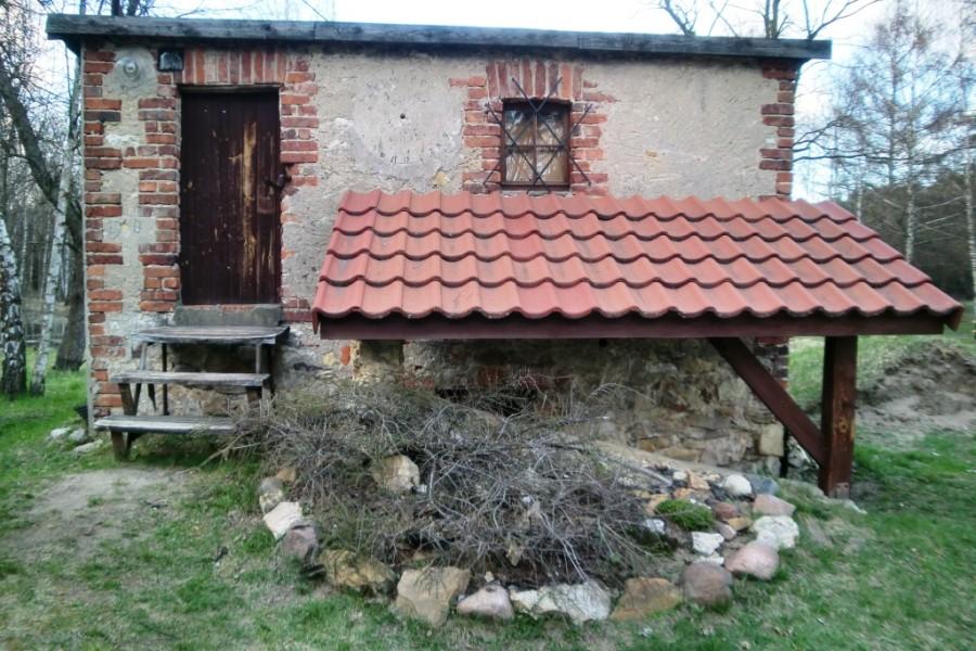 Stary budyneczek z piwniczką i zegarem