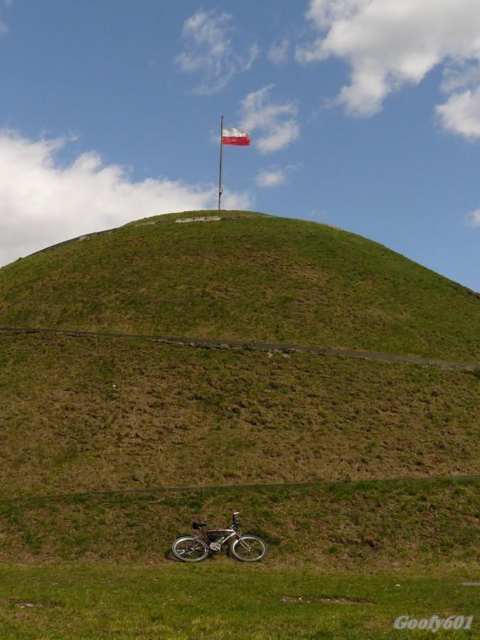 Na dole nie wieje :P - Kopiec Wyzwolenia.