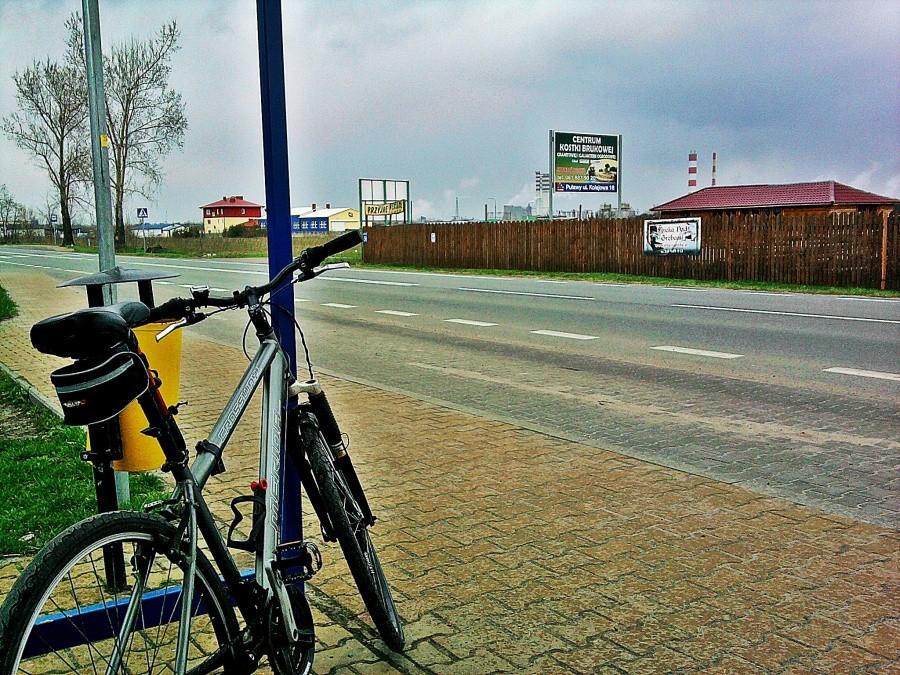 Na przystanku chowając się przed opadem